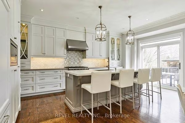 Quartz centre island with seating in the eat-in kitchen at 475 Poplar Avenue, Ajax